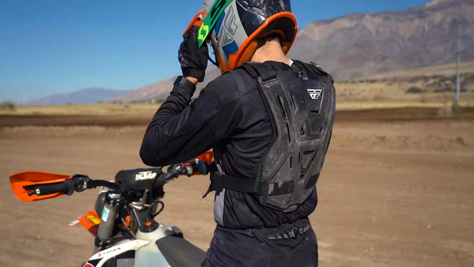 what-size-dirt-bike-helmet-do-i-need-6-sizes-to-know-string-bike